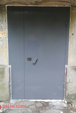 Металлическая серая дверь в подъезд