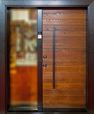 Коричневая входная дверь c МДФ панелью и стеклом ЧД-38 в частный дом в Наро-Фоминске