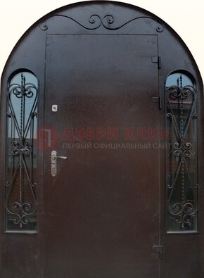 Арочная дверь со стеклом и ковкой ДА-16 под старину в Наро-Фоминске