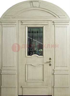 Белая входная дверь массив со стеклом и ковкой ДА-49 в Наро-Фоминске