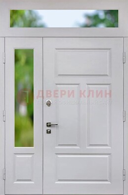 Белая полуторная железная дверь со стеклом и фрамугами ДФГ-10 в Наро-Фоминске