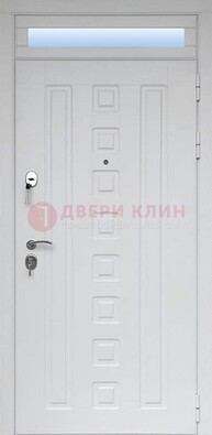 Белая металлическая дверь с фрамугой для коттеджа ДФГ-21 в Нижнем Новгороде