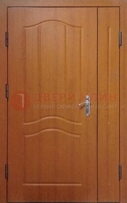 Коричневая двухстворчатая тамбурная дверь с МДФ ДМ-538 в Наро-Фоминске