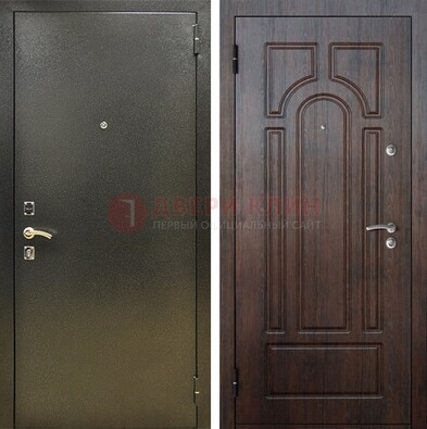 Железная темно-серая дверь с порошковым напылением и МДФ Тисненый орех ДП-275 в Наро-Фоминске