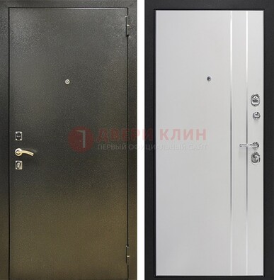 Железная темная дверь с порошковым покрытием и белая МДФ с молдингами  ДП-296 в Наро-Фоминске