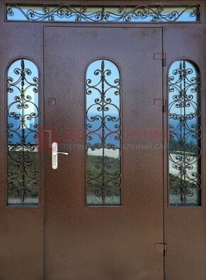 Железная парадная дверь со стеклом и ковкой ДПР-16 для общественных зданий в Наро-Фоминске