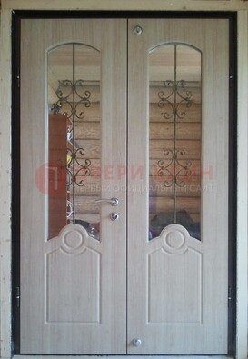 Парадная дверь со стеклянными вставками и ковкой ДПР-23 в деревянный дом в Наро-Фоминске