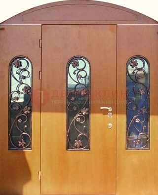 Парадная дверь со стеклянными вставками и ковкой ДПР-28 в общественное здание в Наро-Фоминске