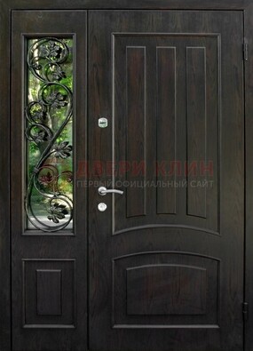 Парадная дверь со стеклянными вставками и ковкой ДПР-31 в кирпичный дом в Наро-Фоминске