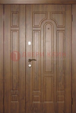 Двухстворчатая коричневая парадная дверь ДПР-48 в Наро-Фоминске