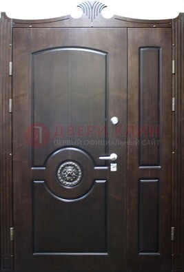 Коричневая парадная дверь с украшением ДПР-52 с утеплением в Наро-Фоминске