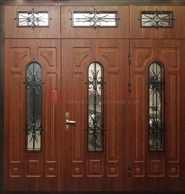 Парадная дверь с металлическими вставками и ковкой ДПР-72 в дом в Наро-Фоминске