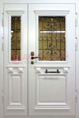 Белая парадная металлическая дверь со стеклом и ковкой ДПР-83 в Наро-Фоминске