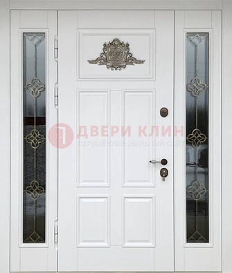 Белая входная парадная дверь со стеклом и ковкой ДПР-92 в Наро-Фоминске