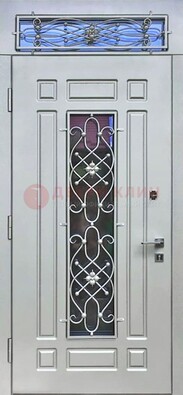 Белая железная дверь со стеклом и ковкой с верхней фрамугой ДСК-112 в Наро-Фоминске