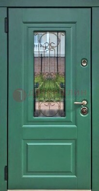Зеленая металлическая дверь со стеклом и ковкой ДСК-113 в Белгороде