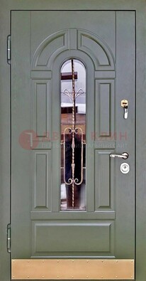 Уличная дверь со стеклом и ковкой в зеленом цвете ДСК-121 в Наро-Фоминске