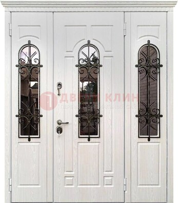 Белая распашная стальная дверь со стеклом и ковкой ДСК-125 в Наро-Фоминске
