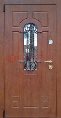 Темная железная дверь со стеклом и ковкой в коричневом цвете ДСК-154 в Белгороде
