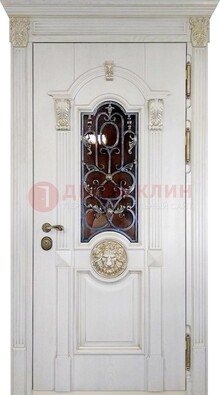 Белая железная дверь со стеклом и ковкой для кирпичного дома ДСК-155 в Наро-Фоминске