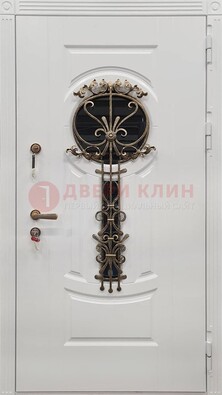 Светлая наружная дверь со стеклом и ковкой ДСК-158 в Наро-Фоминске