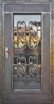 Коричневая наружная дверь порошок со стеклом и ковкой ДСК-160 в Наро-Фоминске