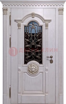 Белая входная дверь массив дуба со стеклом и ковкой для дома ДСК-176 в Наро-Фоминске