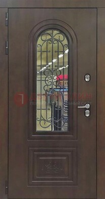 Классическая стальная дверь со стеклом и ковкой для коттеджа ДСК-178 в Ростове-На-Дону