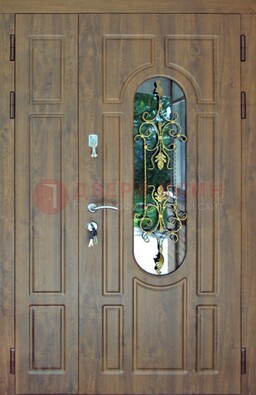 Коричневая полуторная дверь со стеклом и ковкой ДСК-198 в Наро-Фоминске
