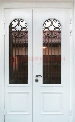 Белая стальная дверь стекло с ковкой и филенкой ДСК-201 в Наро-Фоминске