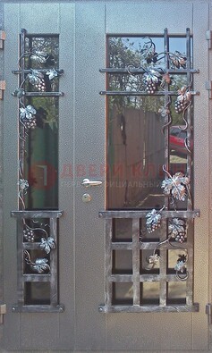 Распашная уличная дверь Порошок со стеклом и ковкой ДСК-221 в Наро-Фоминске