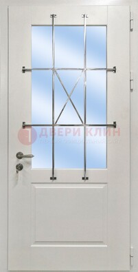 Белая простая железная дверь Винорит со стеклом и ковкой ДСК-257 в Наро-Фоминске