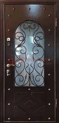 Влагостойкая дверь со стеклом и ковкой с декором ДСК-37 в Новосибирске