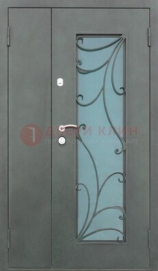 Двухстворчатая железная дверь со стеклом и ковкой ДСК-40 в Наро-Фоминске