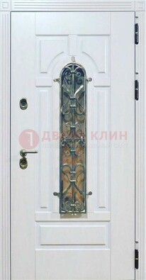 Белая остекленная металлическая дверь с ковкой ДСК-98 в Наро-Фоминске
