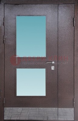 Коричневая тамбурная дверь со стеклянными вставками ДТМ-21 в Наро-Фоминске