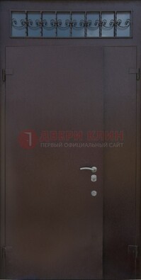 Коричневая тамбурная дверь со стеклянными вставками и ковкой ДТМ-39 в Наро-Фоминске