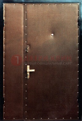 Коричневая тамбурная дверь с оформлением ДТМ-40 в Наро-Фоминске