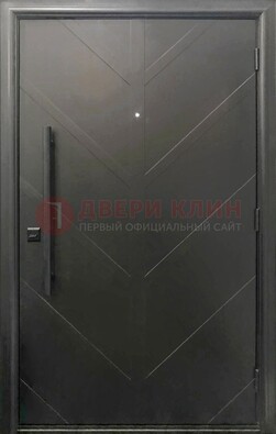 Современная металлическая дверь с виноритом ДВТ-255 в Пскове