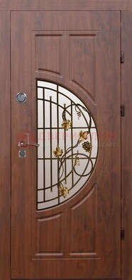 Стальная коричневая дверь с виноритом и ковкой ДВТ-82 в Наро-Фоминске