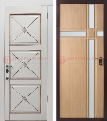 Белая уличная дверь с зеркальными вставками внутри ДЗ-94 в Наро-Фоминске