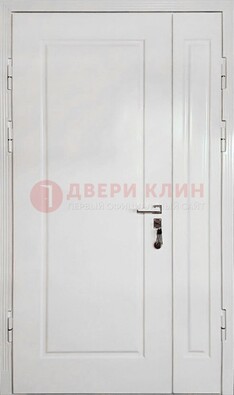 Полуторная металлическая дверь с МДФ в белом цвете ПЛ-24 в Наро-Фоминске