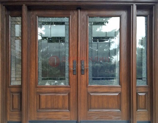 Распашная стальная дверь с массивом с витражом и фрамугами ВЖ-21 в Наро-Фоминске