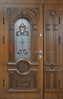 Коричневая двухстворчатая железная дверь с МДФ и витражом ВЖ-32 в Наро-Фоминске