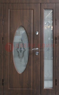 Коричневая двухстворчатая железная дверь с МДФ и витражом ВЖ-33 в Иваново